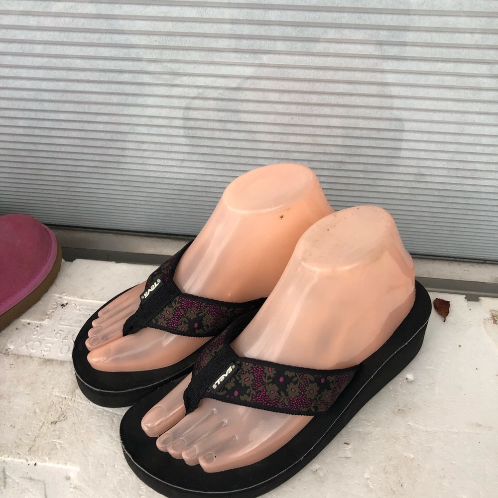 Teva Women’s Black and Pink Flip Flops Sandals Size  7